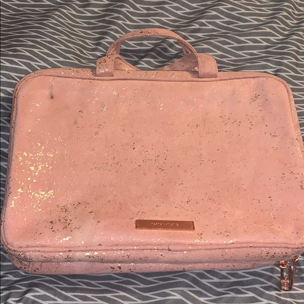 Makeup bag carrier